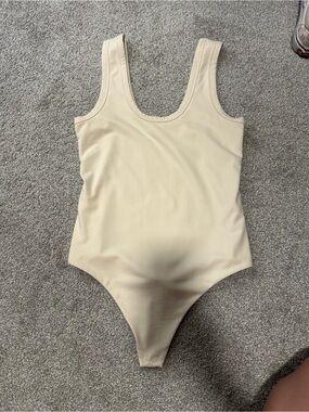 nuuds Neutral Scoop Neck Bodysuit in Light Cream